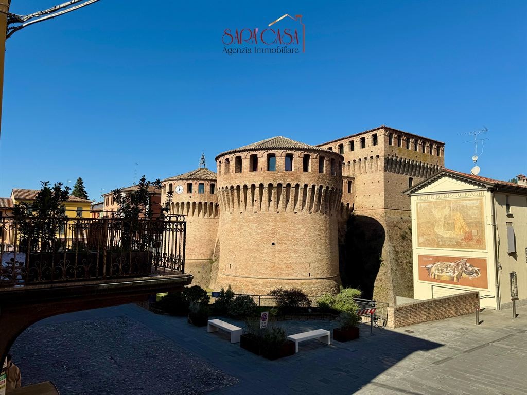 AMPIO APPARTAMENTO LIBERO SU QUATTRO LATI IN POSIZIONE CENTRALE