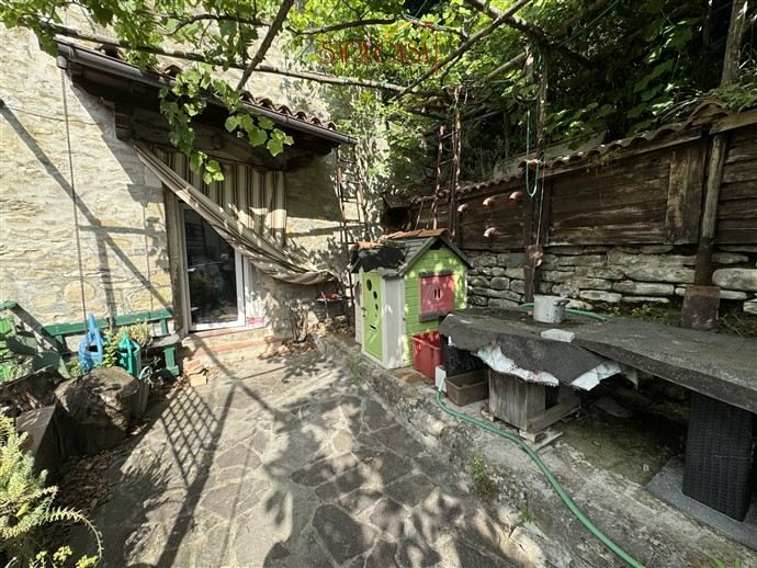 CASA IN SASSO CON PICCOLA PORZIONE DI CORTE E TERRAZZO