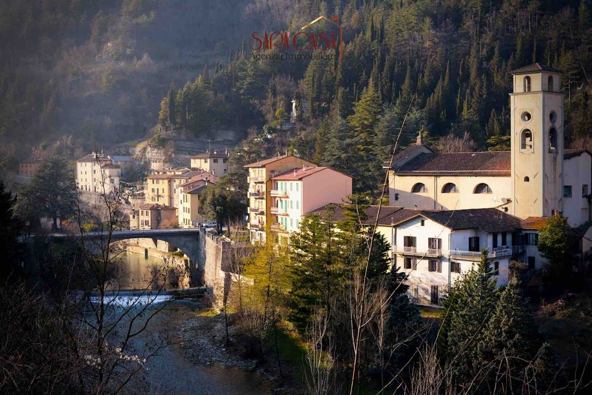APPARTAMENTO CON CORTE ESCLUSIVA E CASETTA IN SASSO