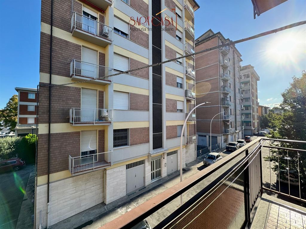 APPARTAMENTO RISTRUTTURATO CON DUE CAMERE E GARAGE IN POSIZIONE SERVITA