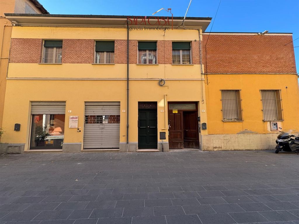 APPARTAMENTO CON SOTTOTETTO DA RISTRUTTURARE IN CENTRO