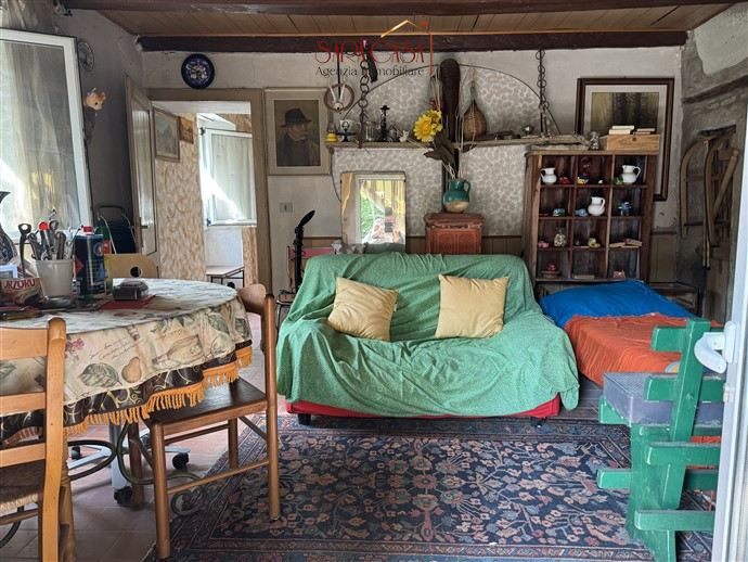 CASA IN SASSO CON PICCOLA PORZIONE DI CORTE E TERRAZZO