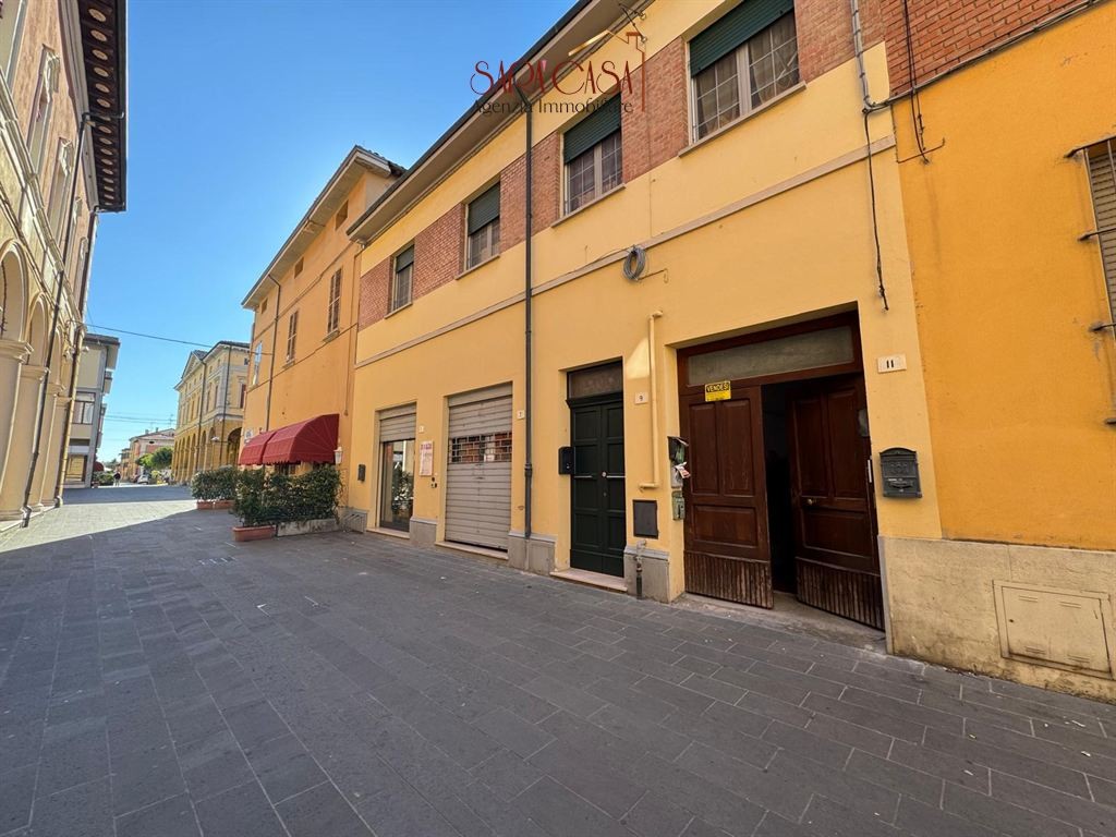 APPARTAMENTO CON SOTTOTETTO DA RISTRUTTURARE IN CENTRO