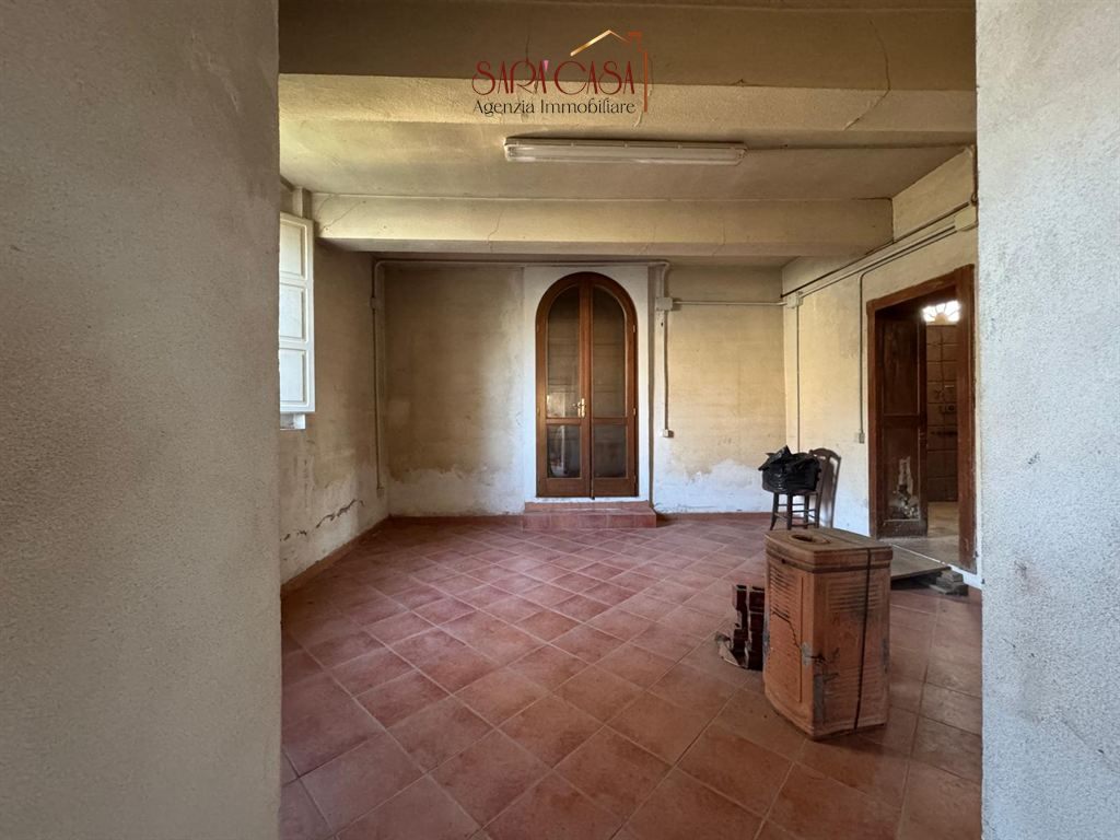 Casa indipendente su lotto di circa 1200 mq con laboratorio e proservizi