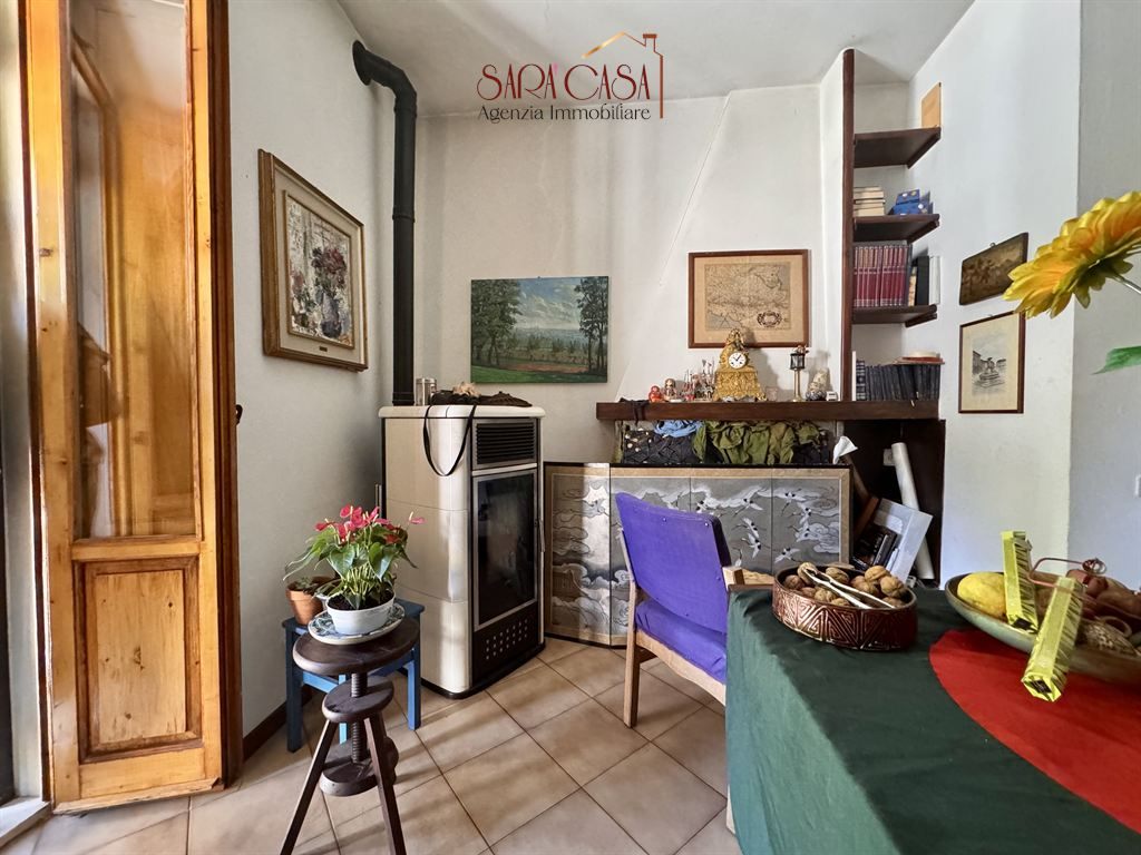 Appartamento con ingresso indipendente, ampio giardino e annessa casa in sasso