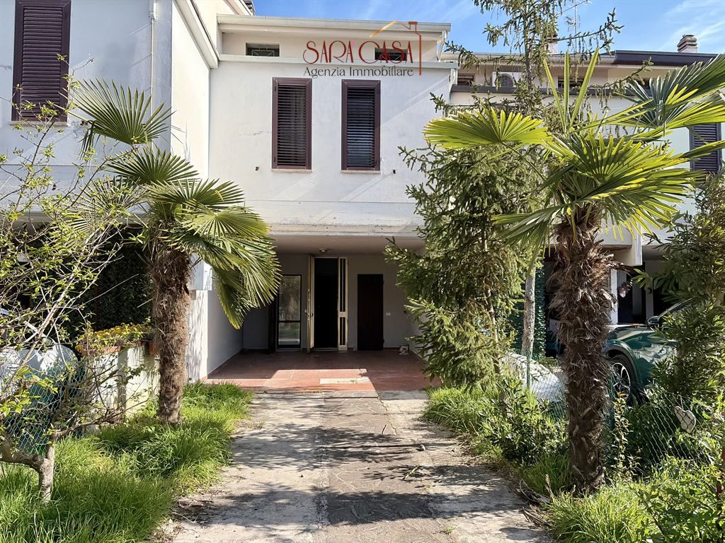 Villetta centrale con giardino fronte retro in ottima posizione