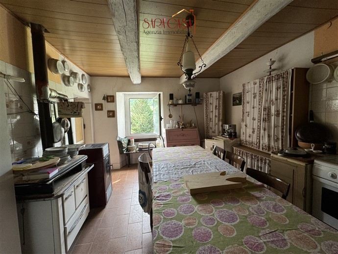 CASA IN SASSO CON PICCOLA PORZIONE DI CORTE E TERRAZZO