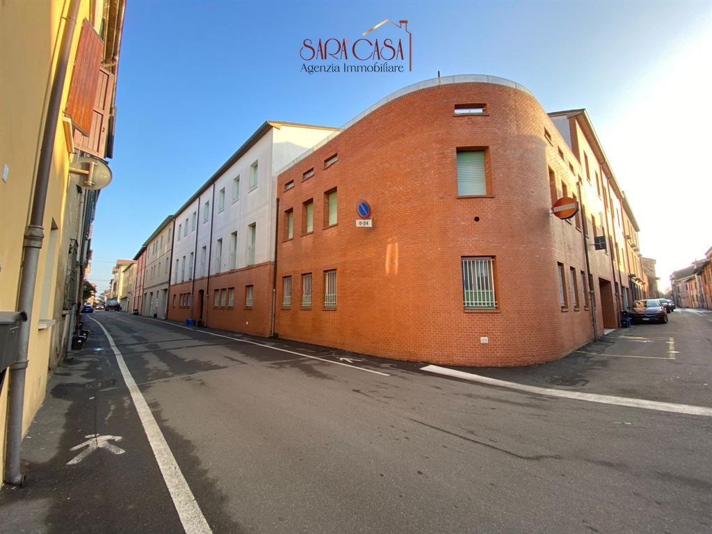 APPARTAMENTO AL PRIMO PIANO CON ASCENSORE E GARAGE IN POSIZIONE CENTRALE