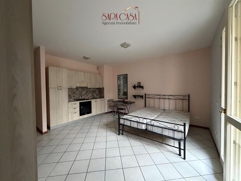 MONOLOCALE AL PRIMO PIANO CON TERRAZZO