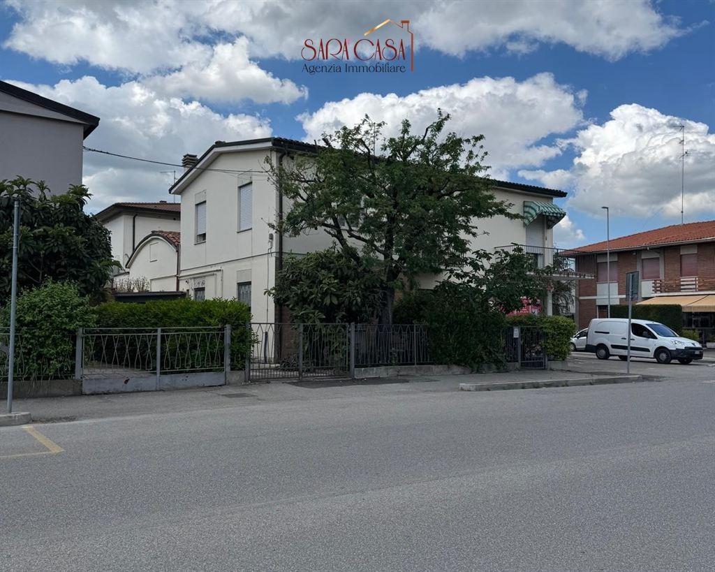 Casa indipendente con negozio annesso su lotto di oltre 600 mq