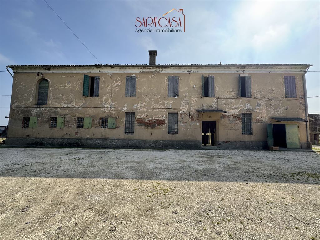 Ampia casa colonica con servizzi annessi e corte esclusiva