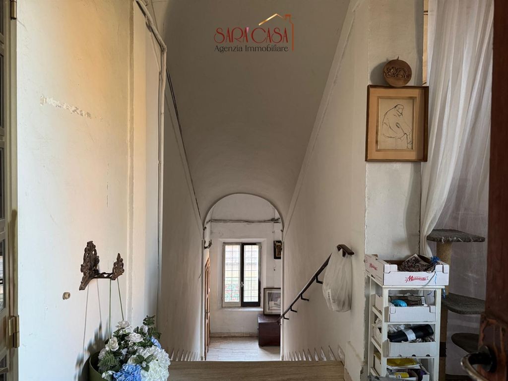 APPARTAMENTO CON SOTTOTETTO DA RISTRUTTURARE IN CENTRO