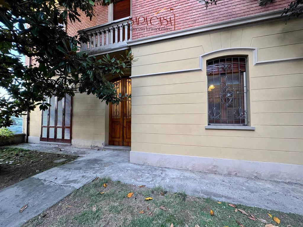 CASA SEMINDIPENDENTE CON GARAGE E GIARDINO ESCLUSIVO