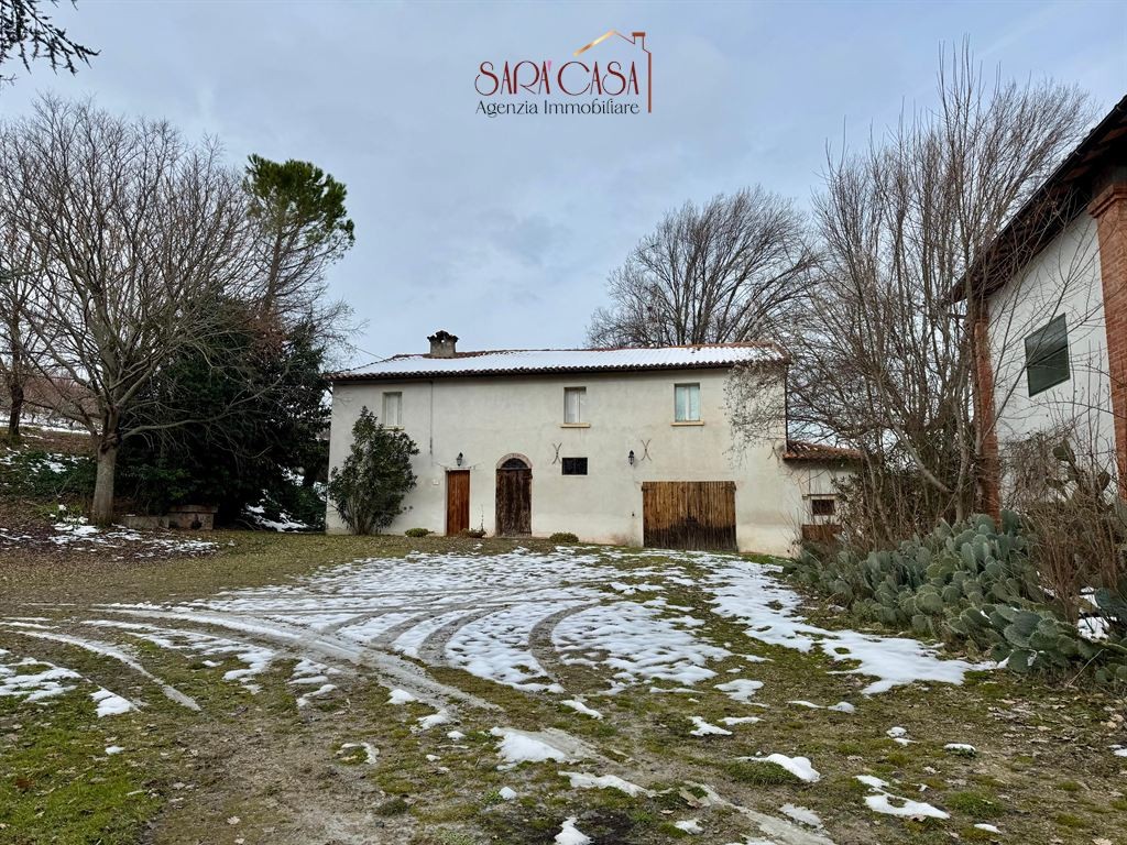 Casa rurale con corte, capannone e circa 12 ettari di terreno agricolo