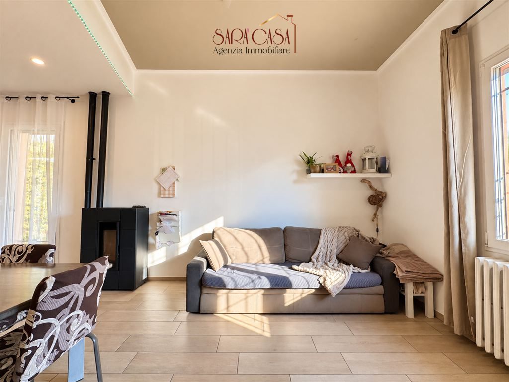 Casa bifamiliare con ampi servizi e corte esclusiva