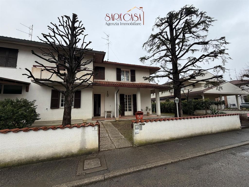 Porzione di bifamiliare ben tenuta, con tre camere e giardino su tre lati