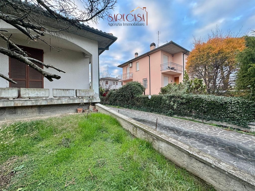 Casa indipendente con taverna, garage e giardino su quattro lati