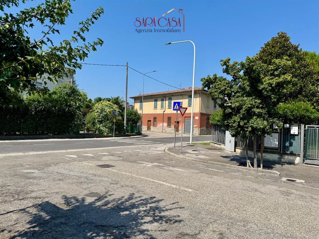 IMMOBILE CON TRE UNITA' ABITATIVE, CORTE E GARAGE DOPPIO