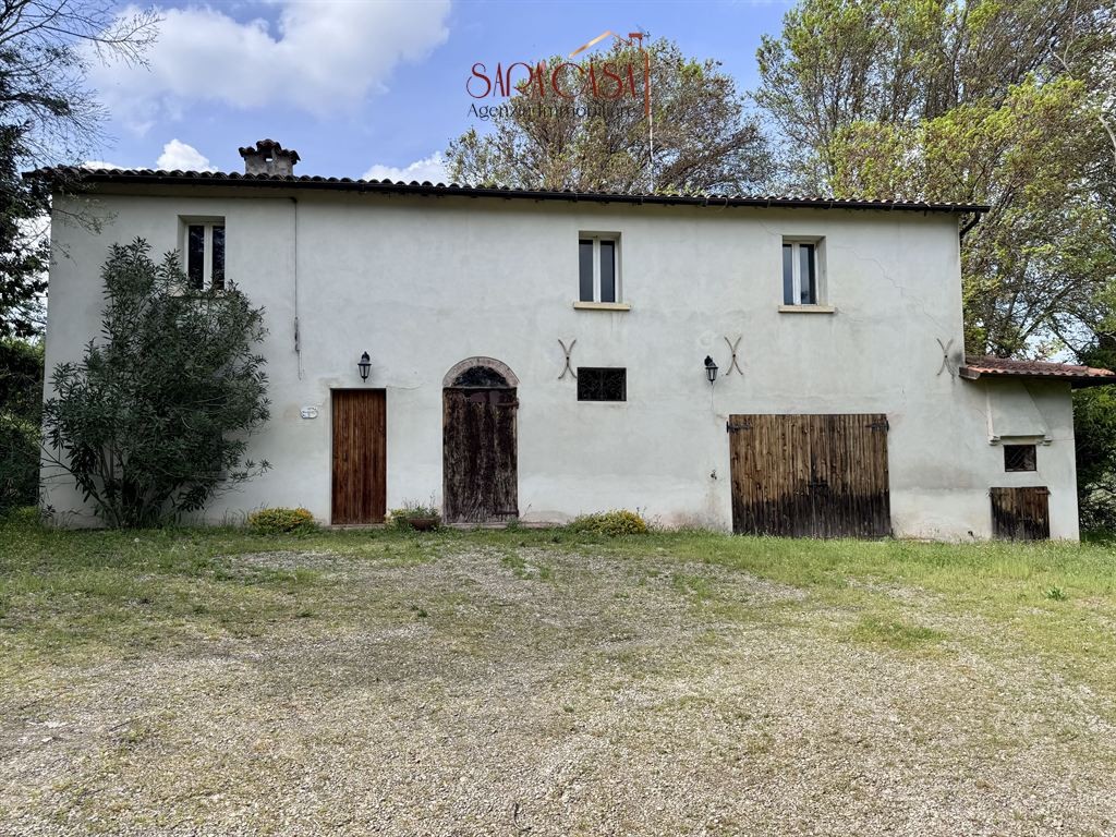 Casa rurale con corte, capannone e circa 12 ettari di terreno agricolo