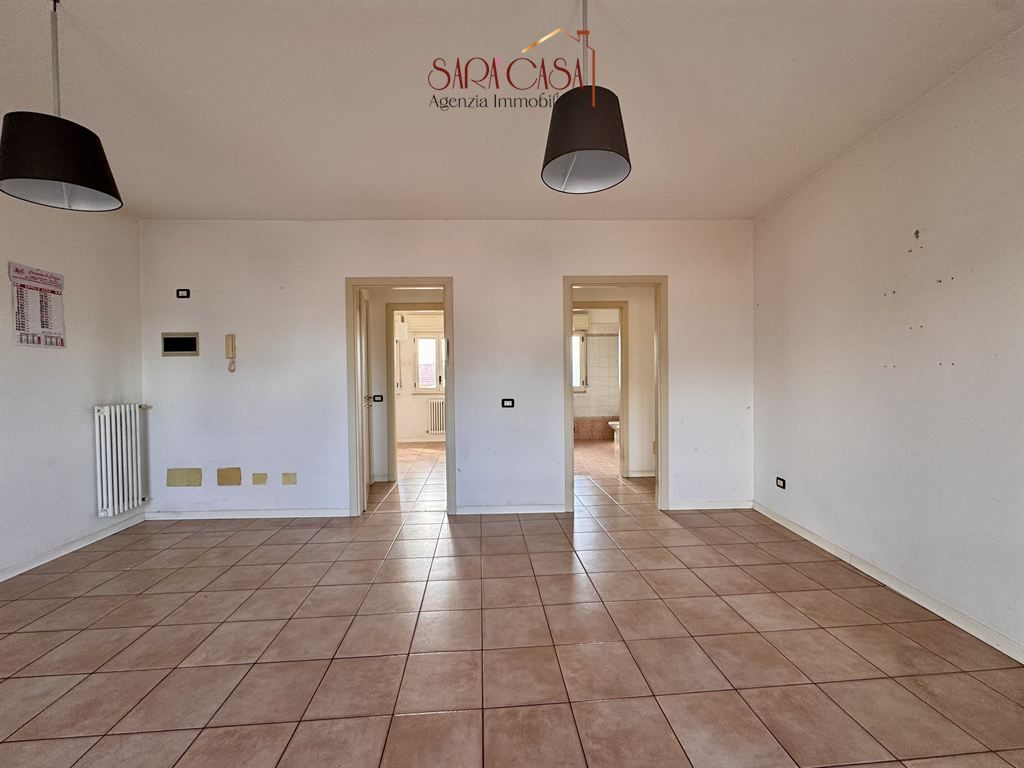 Luminoso appartamento con due camere, terrazzo e garage