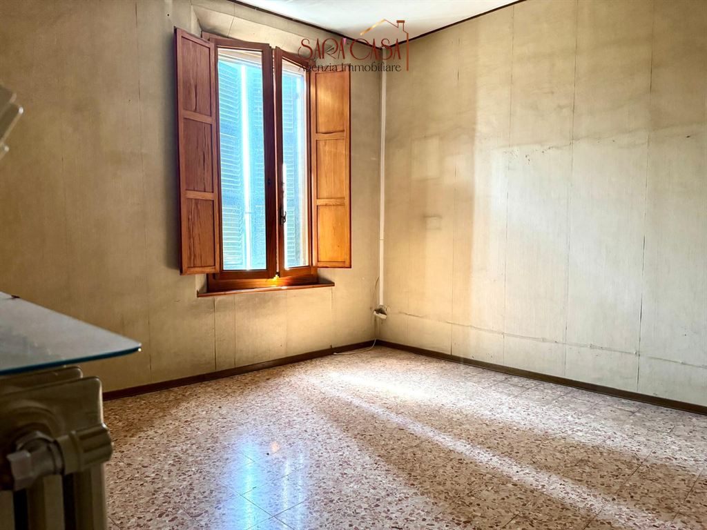 IMMOBILE CON TRE UNITA' ABITATIVE, CORTE E GARAGE DOPPIO