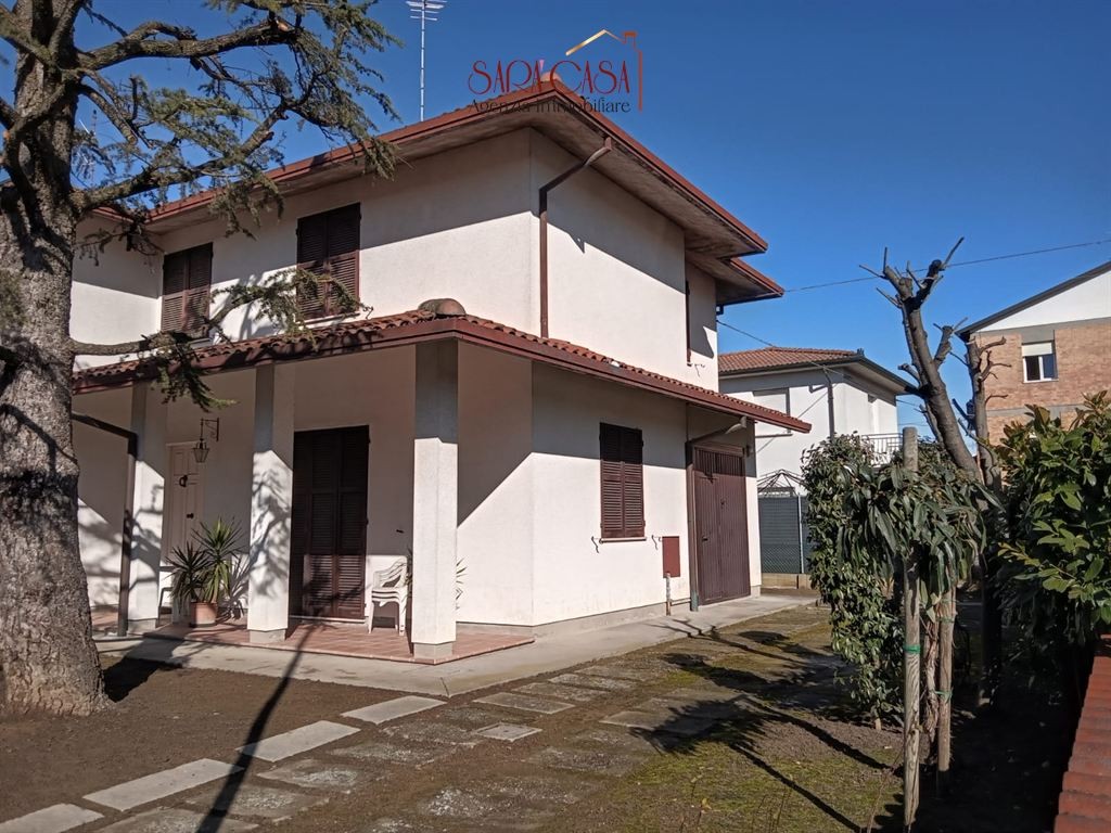 Porzione di bifamiliare ben tenuta, con tre camere e giardino su tre lati