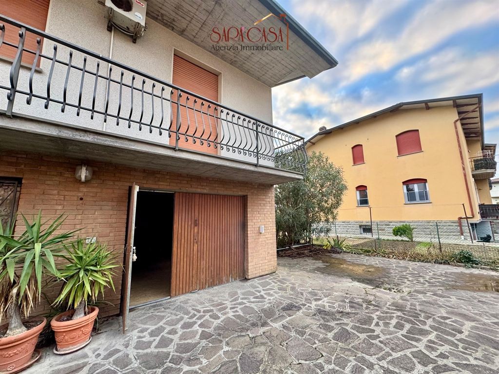 Casa indipendente con taverna, garage e giardino su quattro lati