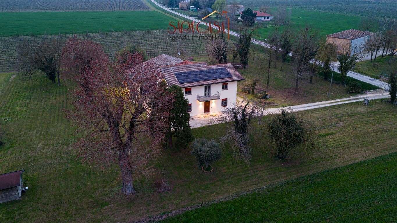 Casa indipendente su lotto di 5.000 mq e servizi annessi
