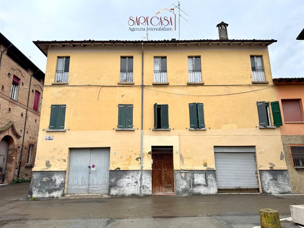 FABBRICATO CON DUE UNITA', MANSARDA E DUE GARAGE IN CENTRO