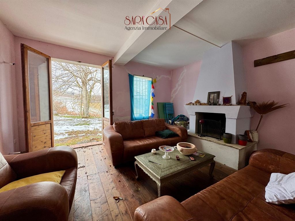 Casa rurale con corte, capannone e circa 12 ettari di terreno agricolo