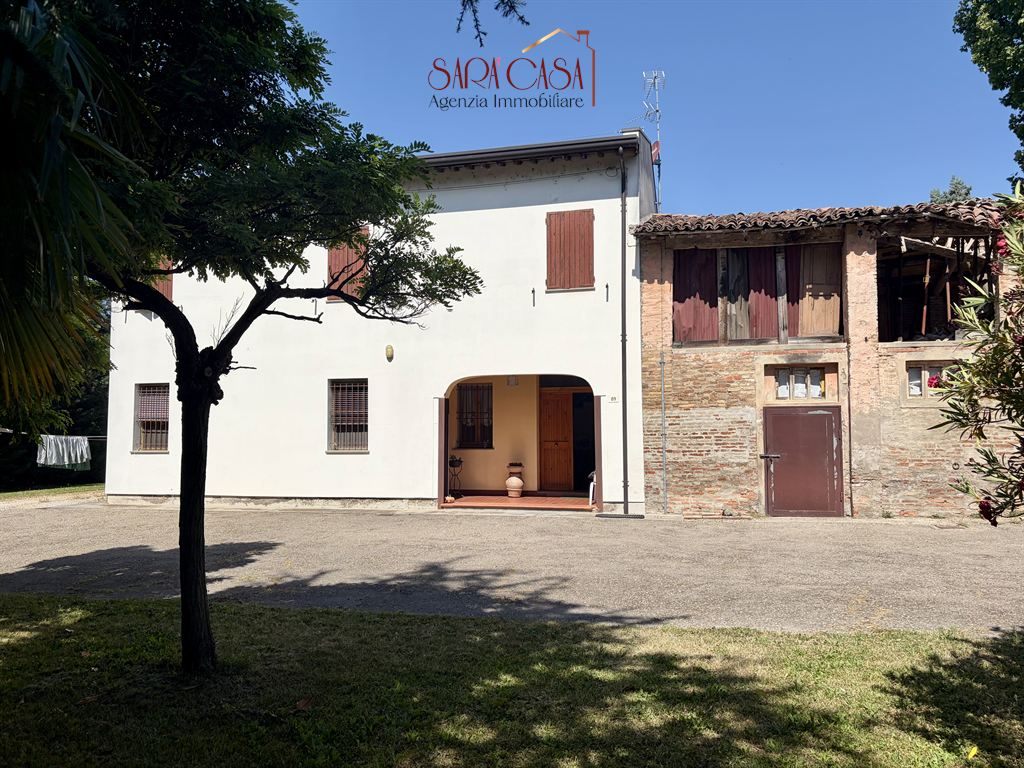 Casa indipendente con ampia corte e servizio annesso