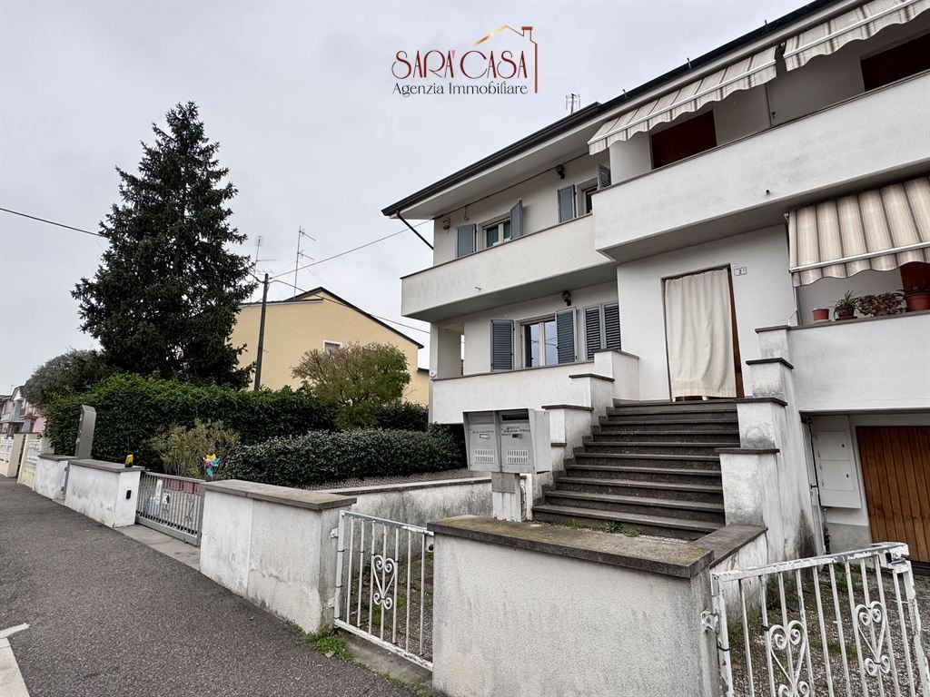 Villetta su tre piani con corte esclusiva in ottima posizione