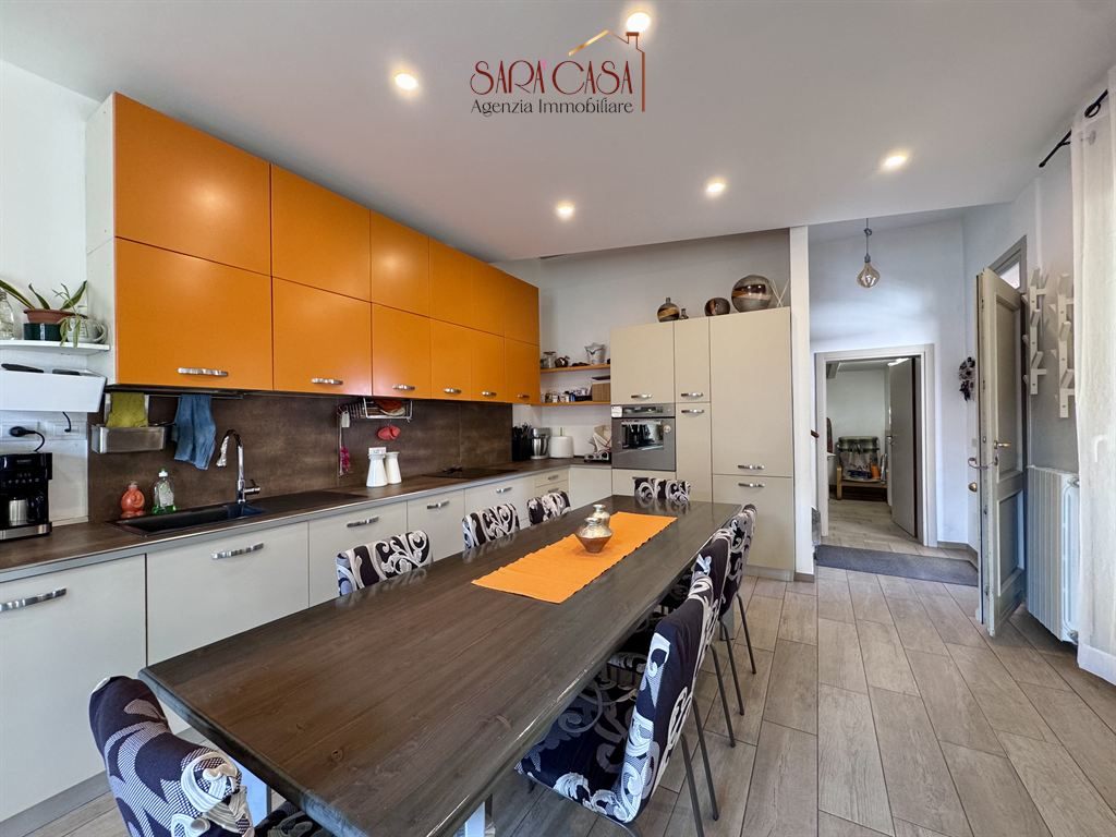 Casa bifamiliare con ampi servizi e corte esclusiva