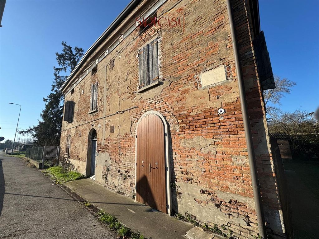 Casa indipendente su lotto di circa 1200 mq con laboratorio e proservizi